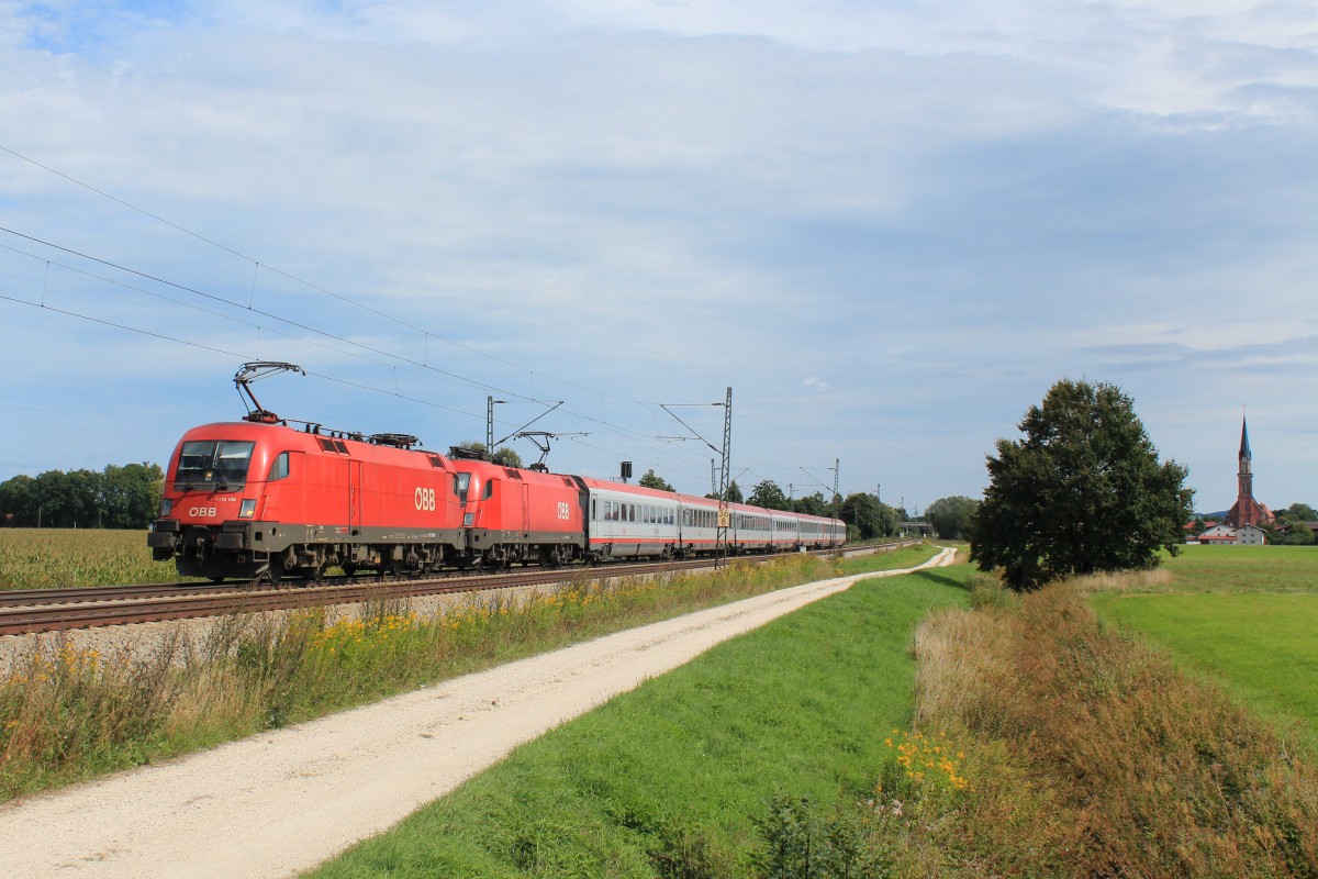 1116 159 und eine Schwestermaschine ziehen am 8. September einen Korridor-Zug in Richtung Rosenheim, hier zu sehen bei bersee.