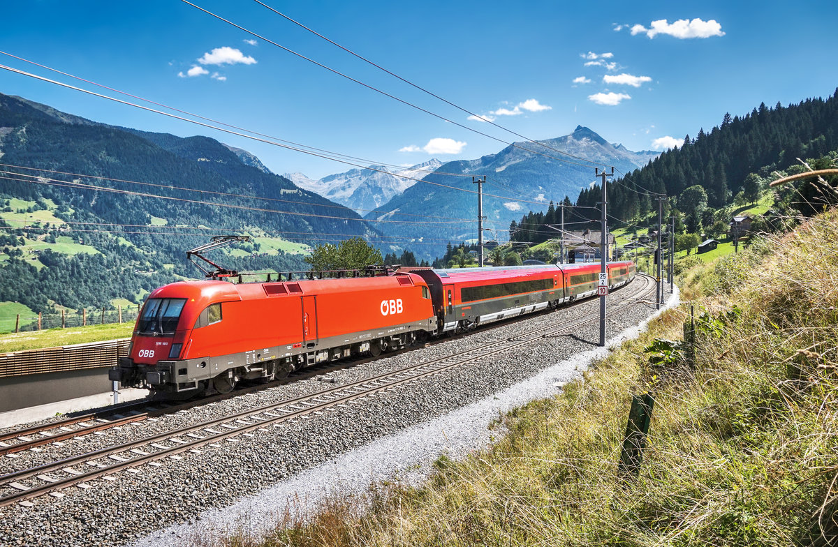 1116 160-3 durchfährt am Zugschluss des railjet 596 (Flughafen Wien (VIE) - Salzburg Hbf - Klagenfurt Hbf) den ehemalige Bahnhof Angertal.
Aufgenommen am 30.8.2017.