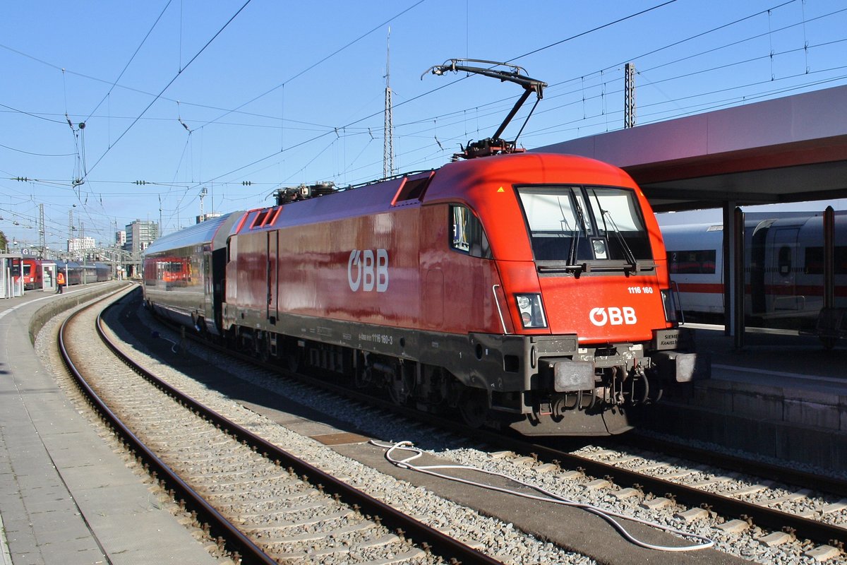 1116 160-3 schiebt am 14.8.2017 den RJ111 nach Klagenfurt Hauptbahnhof aus dem Münchener Hauptbahnhof. 