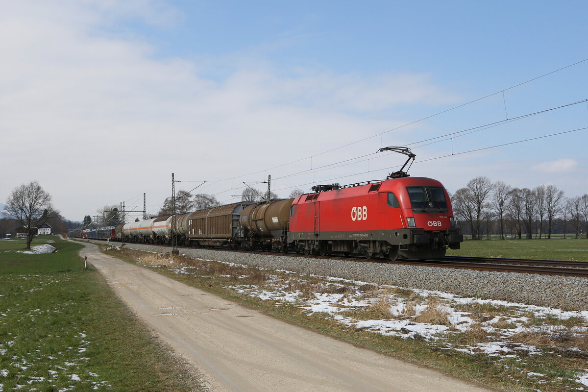 1116 160 mit einem gemischten Güterzug am 4. April 2022 bei Übersee am Chiemsee.