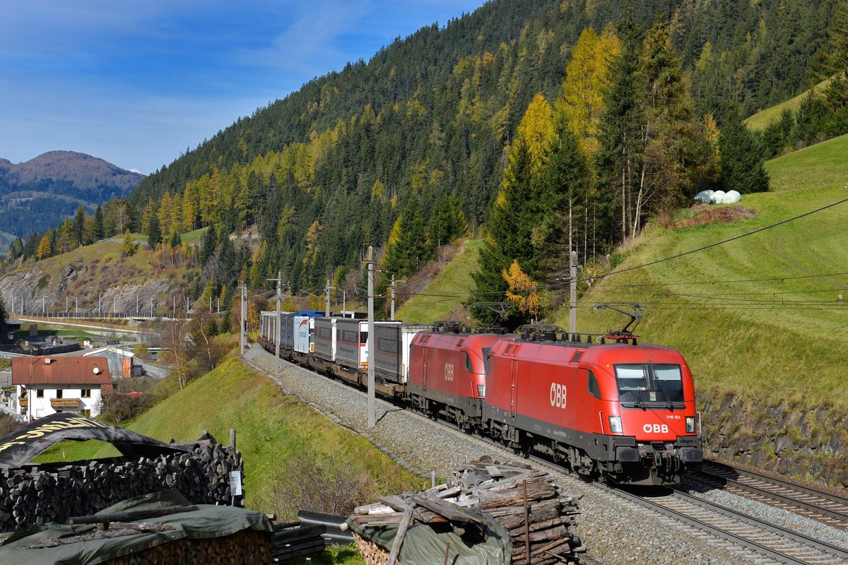 1116 162 + 1116 xxx mit einem KLV am 28.10.2017 bei Wolf am Brenner. 