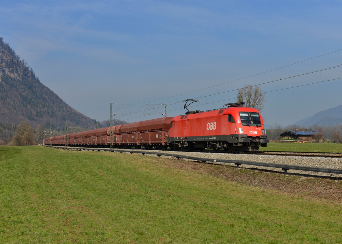 1116 162 mit einem Kohlezug am 11.03.2014 bei Niederaudorf. 