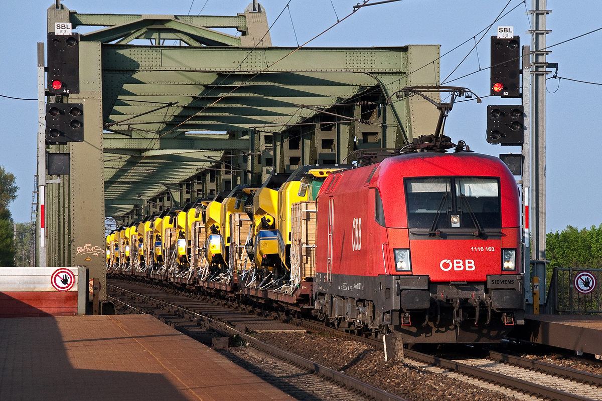 1116 163 hat soeben mit dem DG 45043 die Donaubrücke in Wien überquert. Die Aufnahme in Wien Praterkai entstand am 07.04.2014.
