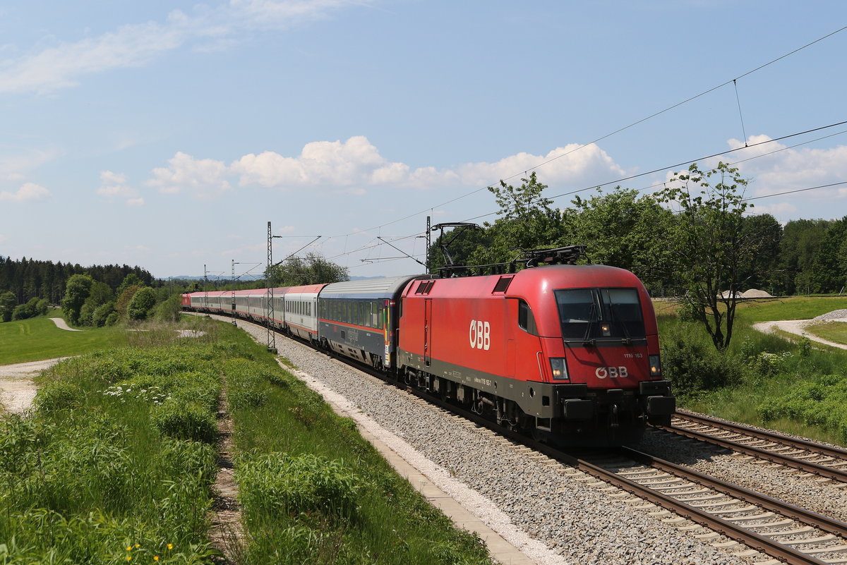 1116 163 mit dem  EC 113  am 19. Mai 2020 bei Grabenstätt im Chiemgau.