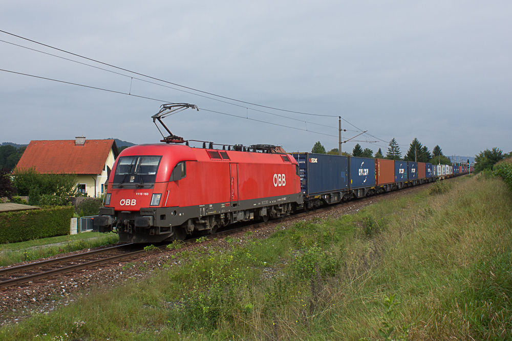 1116 163 mit einem Container-Ganzzug auf den Weg nach Spielfeld/Straß! Fotografiert in Wagna (Leibnitz), am 04.08.2014.