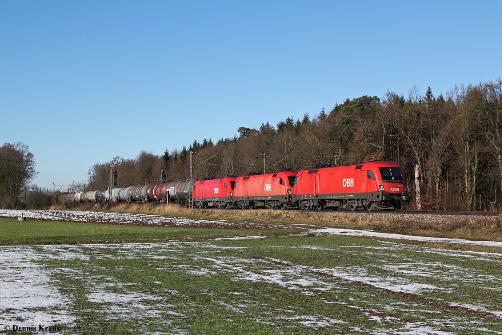 1116 163 mit zwei 1116 im Schlepp und einem Kesselwagenzug. Aufgenommen am 01.12.2013 bei Eglharting.