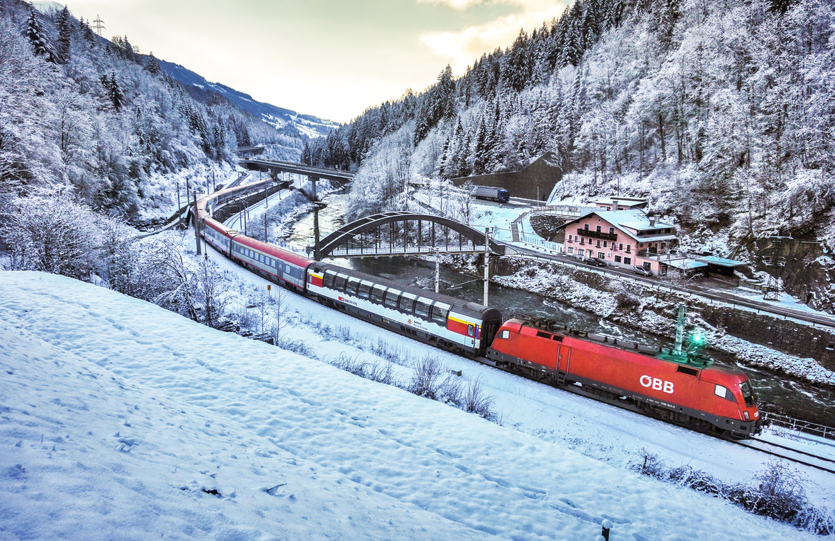 1116 164-5 fährt mit dem EC 163  Transalpin  (Zürich HB - Innsbruck Hbf - Bischofshofen - Selzthal - Graz Hbf), kurz vor Schwarzach-St. Veit vorüber.
Aufgenommen am 3.12.2017.