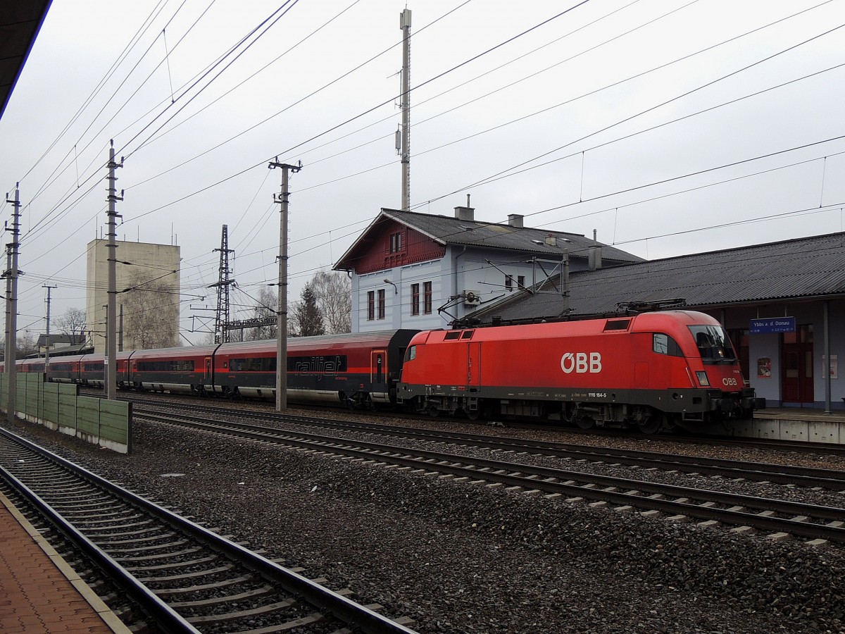 1116 164-5 war zur Mittagszeit mit einer Railjetgarnitur am Bhf. Ybbs/Donau hinterstellt; 150128