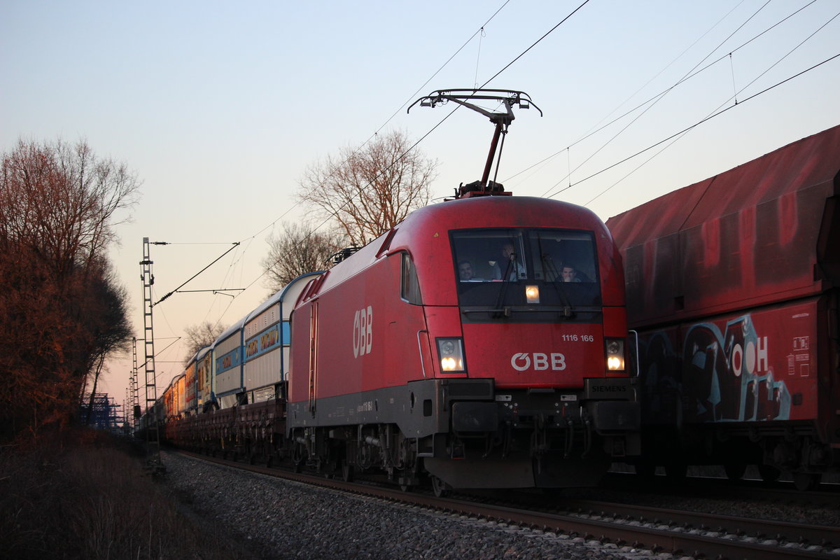 1116 166 der ÖBB zog am 5.1.17 den Roncalli Zirkuszug von Osnabrück nach Köln, im letzten Abendlicht konnte ich die Fuhre in Lintorf ablichten