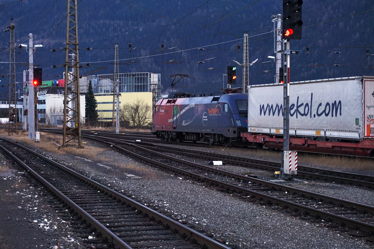 1116 168-6  Vegatrans & Rail Cargo Group  fährt mit einem EKOL aus dem Bahnhof Spittal-Millstättersee aus.
Aufgenommen am 17.12.2016.