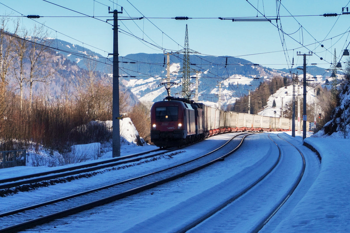 1116 168-6  Vegatrans & Rail Cargo Group  und 1144 105-4 durchfahren mit dem EKOL den aufgelassenen Bahnhof Loifarn.
Aufgenommen am 15.2.2017.
