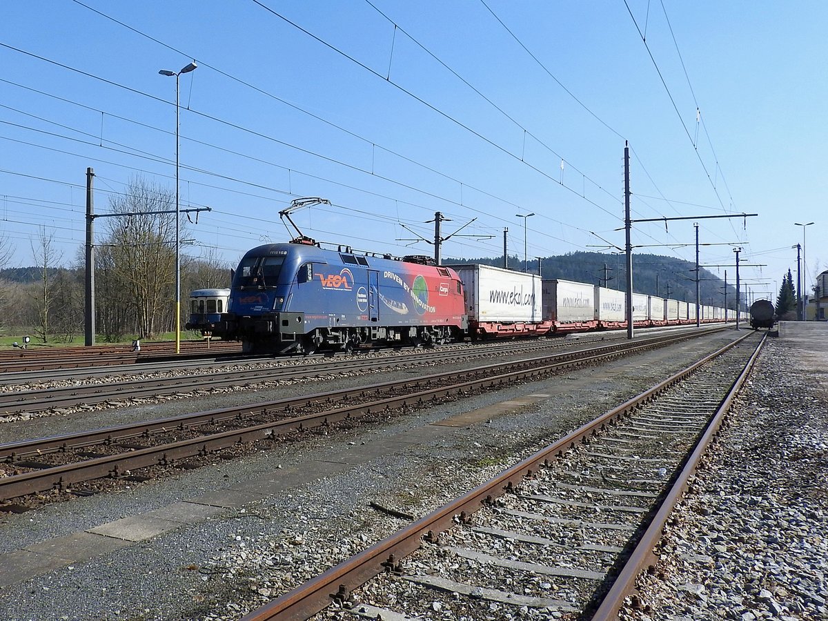 1116 168-6(VEGA-Trans)mit einem Containerzug durch Timelkam; 170317