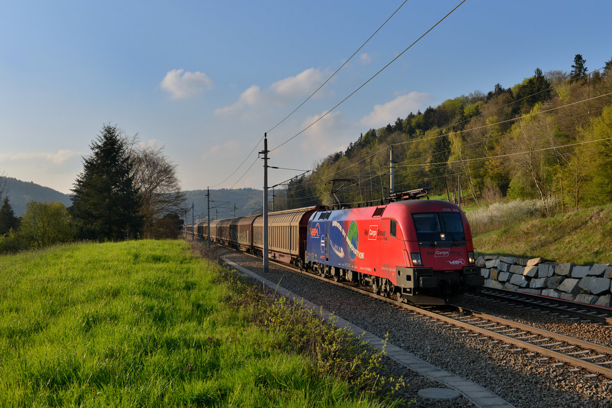 1116 168 mit einem Güterzug am 12.04.2016 bei Wernstein am Inn.