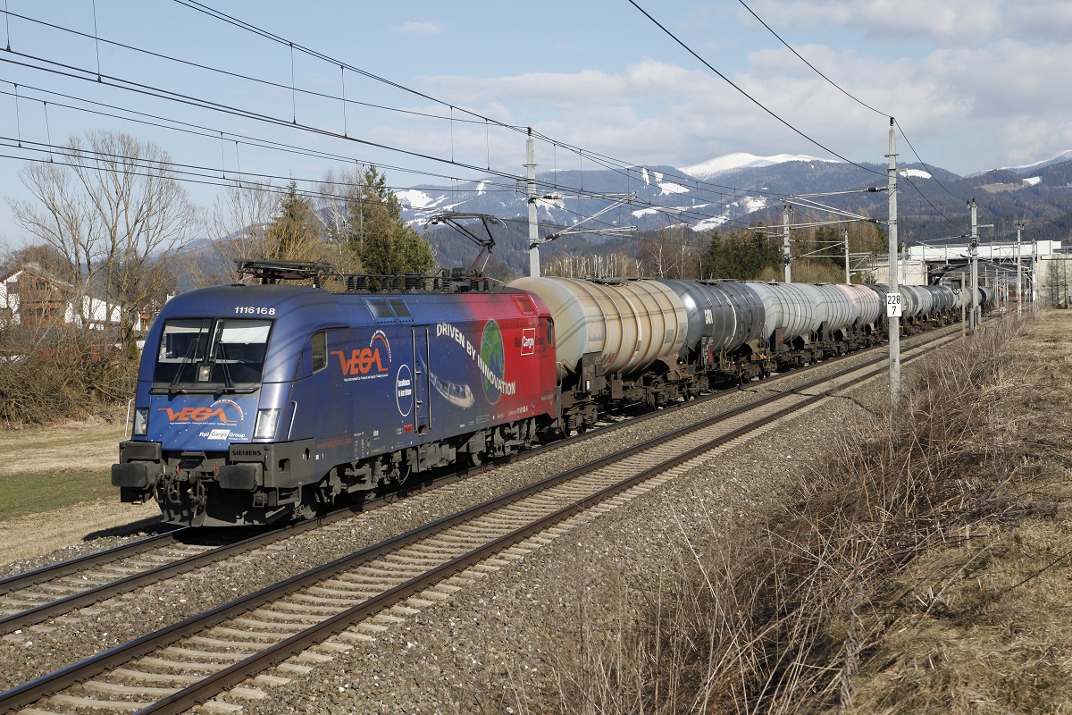 1116 168 mit Güterzug in Spielberg am 15.03.2016.