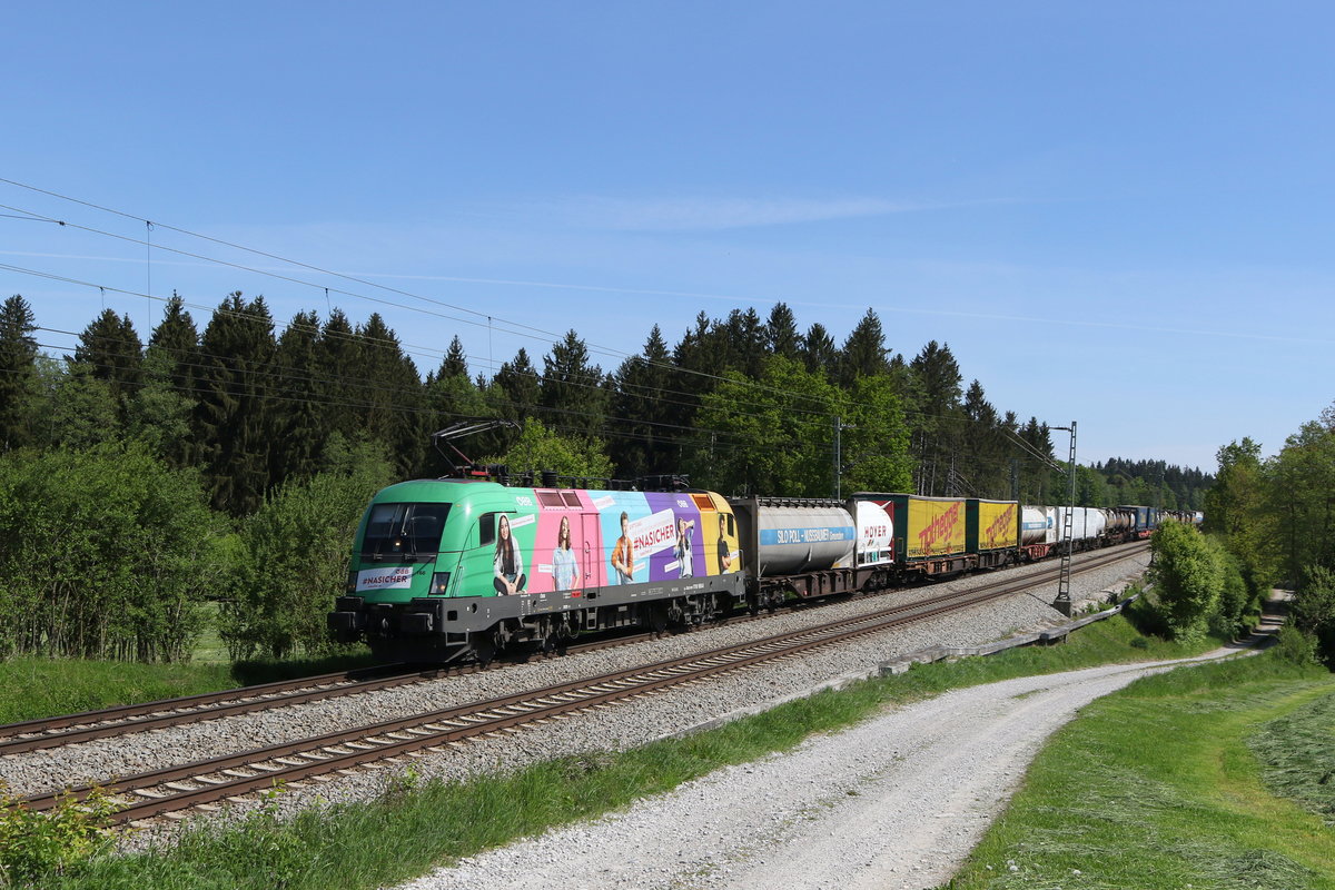 1116 168  Na sicher  mit einem  KLV  aus Salzburg kommend am 8. Mai 2020 bei Grabenstätt im Chiemgau.