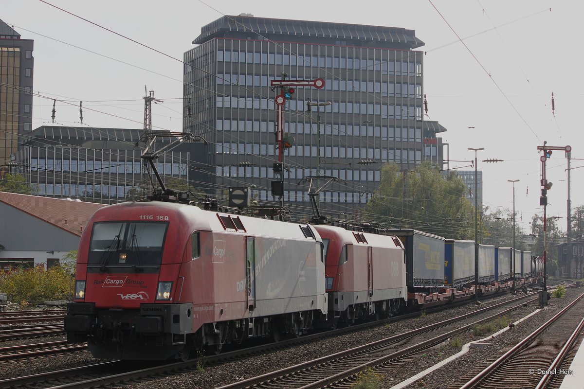 1116 168 Rail Cargo Group mit einem KLV in D�sseldorf Rath, Oktober 2016.