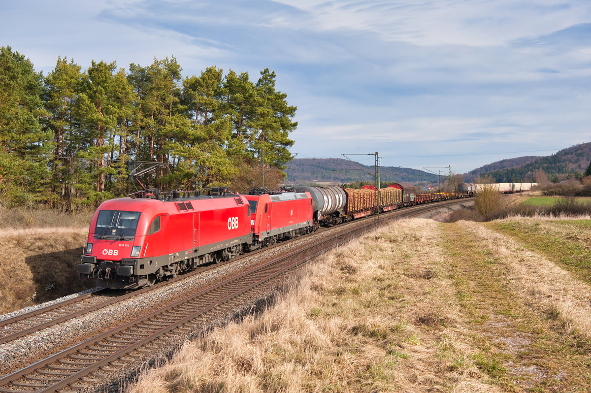 1116 170 und eine 185 mit einem gemischten Güterzug bei Darshofen Richtung Nürnberg, 22.02.2020