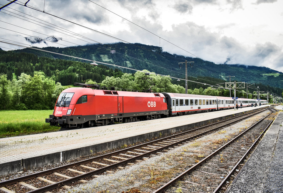 1116 170-2 fährt mit dem IC 632  Lienzer Dolomiten  (Lienz - Wien Hbf), in den Bahnhof Greifenburg-Weißensee ein.
Aufgenommen am 29.5.2019.