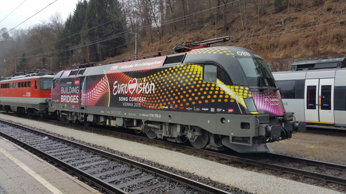 1116 170  Eurovision-Songcontest  wartet in Leoben Hbf. am 02.03.2015 auf Bahnsteig 4 bei ungemütlichen Wetterbedingungen auf den nächsten Einsatz.