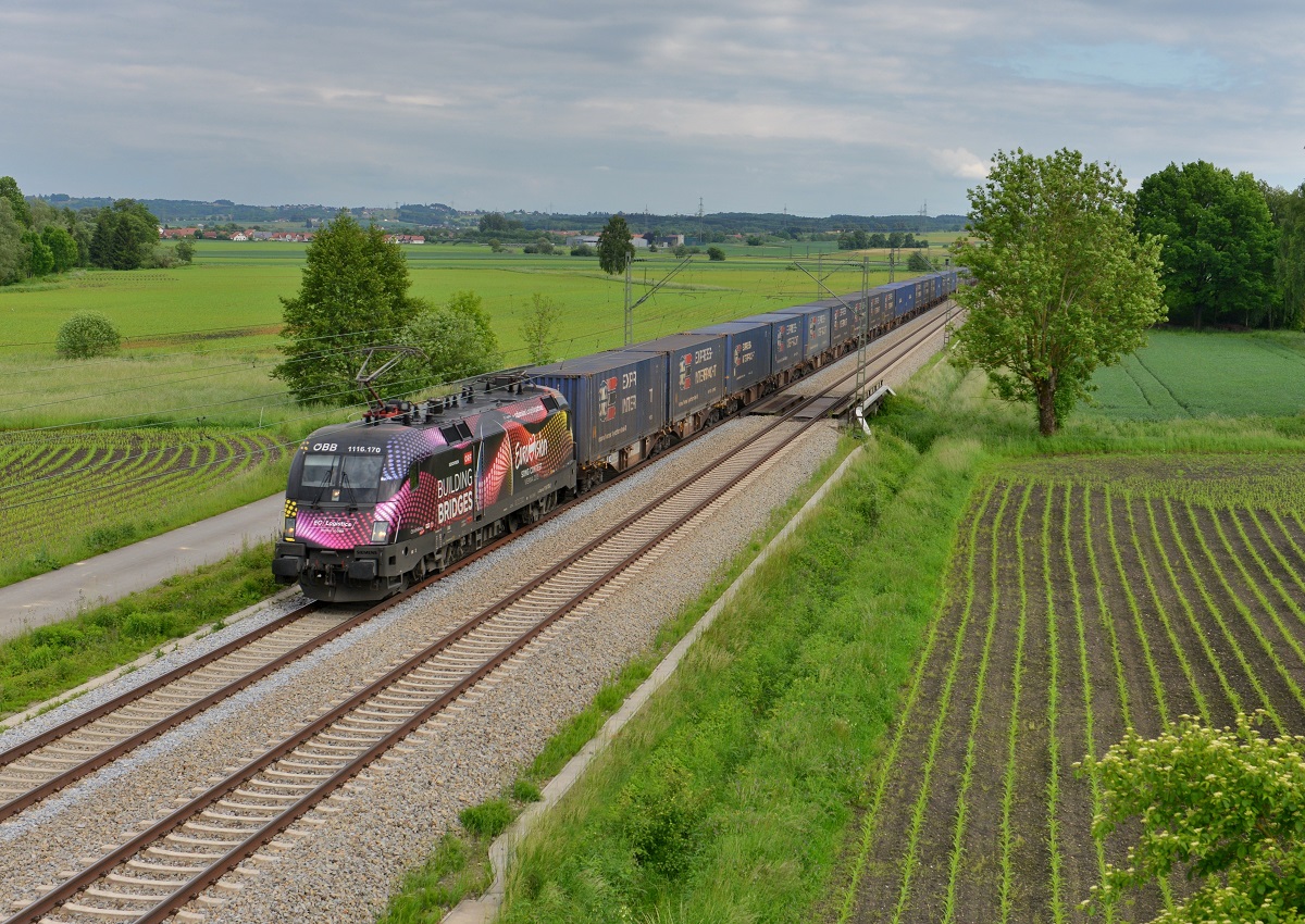 1116 170 mit einem Containerzug am 26.05.2015 bei Unternberg. 