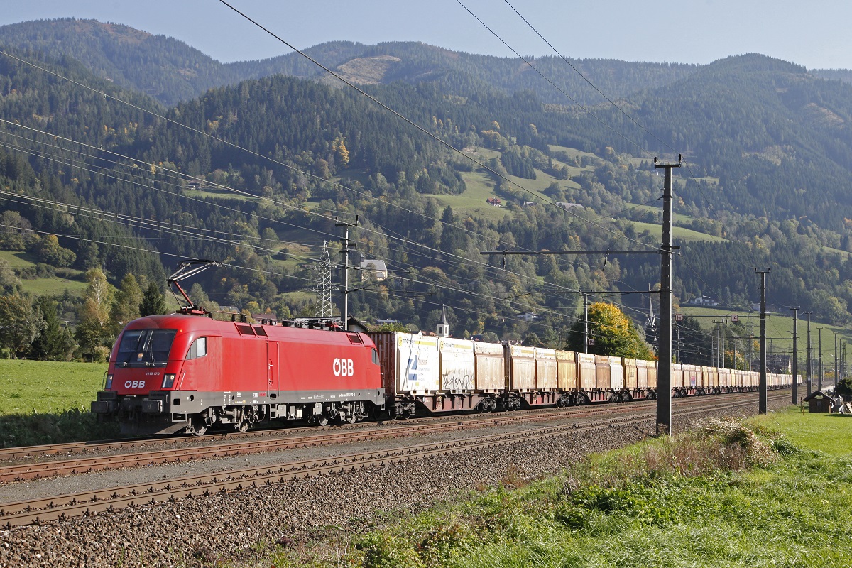 1116 170 mit Güterzug in Gaishorn am 28.09.2017.