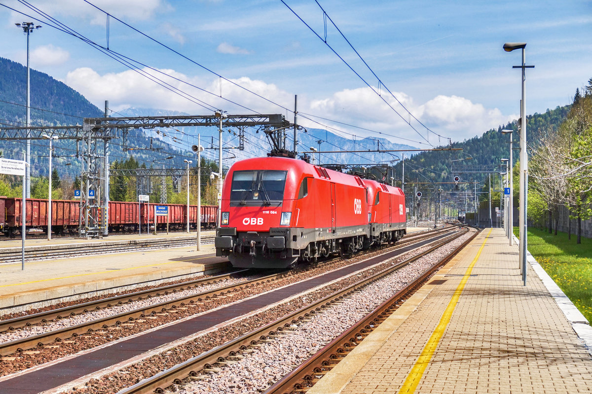 1116 171-4 und 1116 084-5 fahren im Bahnhof Tarvisio Boscoverde zum nächsten Güterzug, um diesen nach Österreich zu bringen.
Aufgenommen am 1.5.2017.