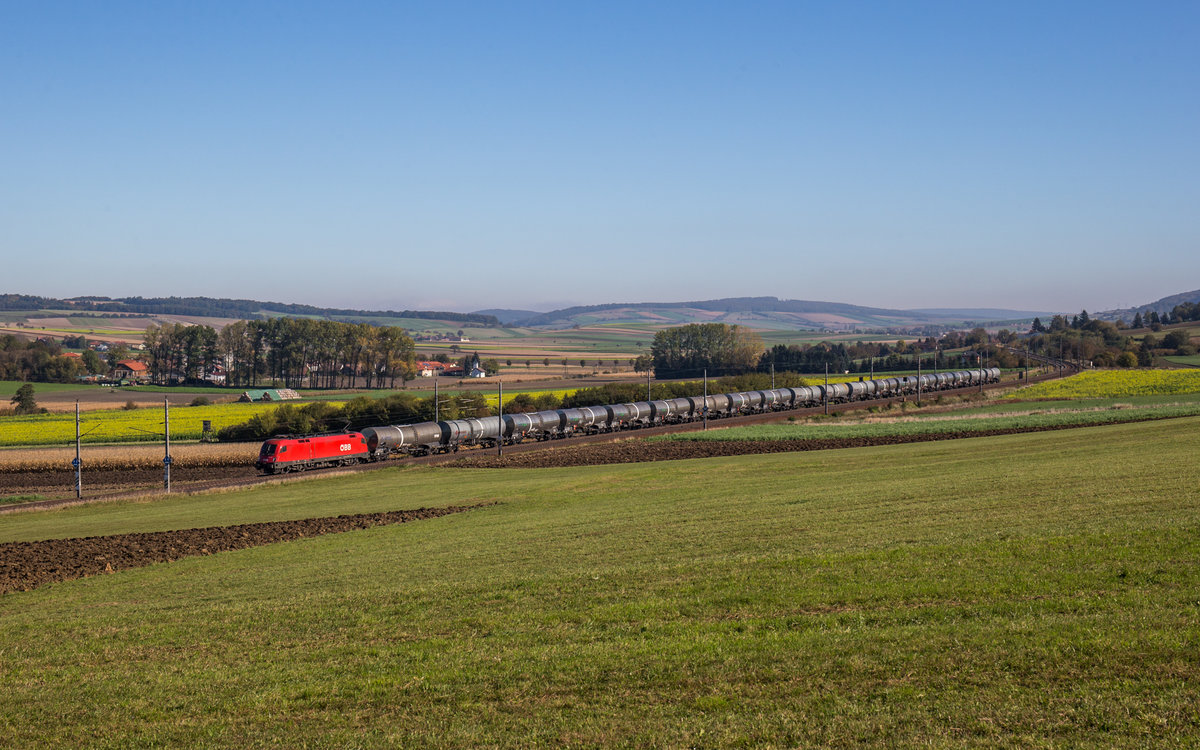 1116 171 fährt mit einem Kesselzug bei Ollersbach in Richtung St. Pölten, aufgenommen am 16. Oktober 2017.