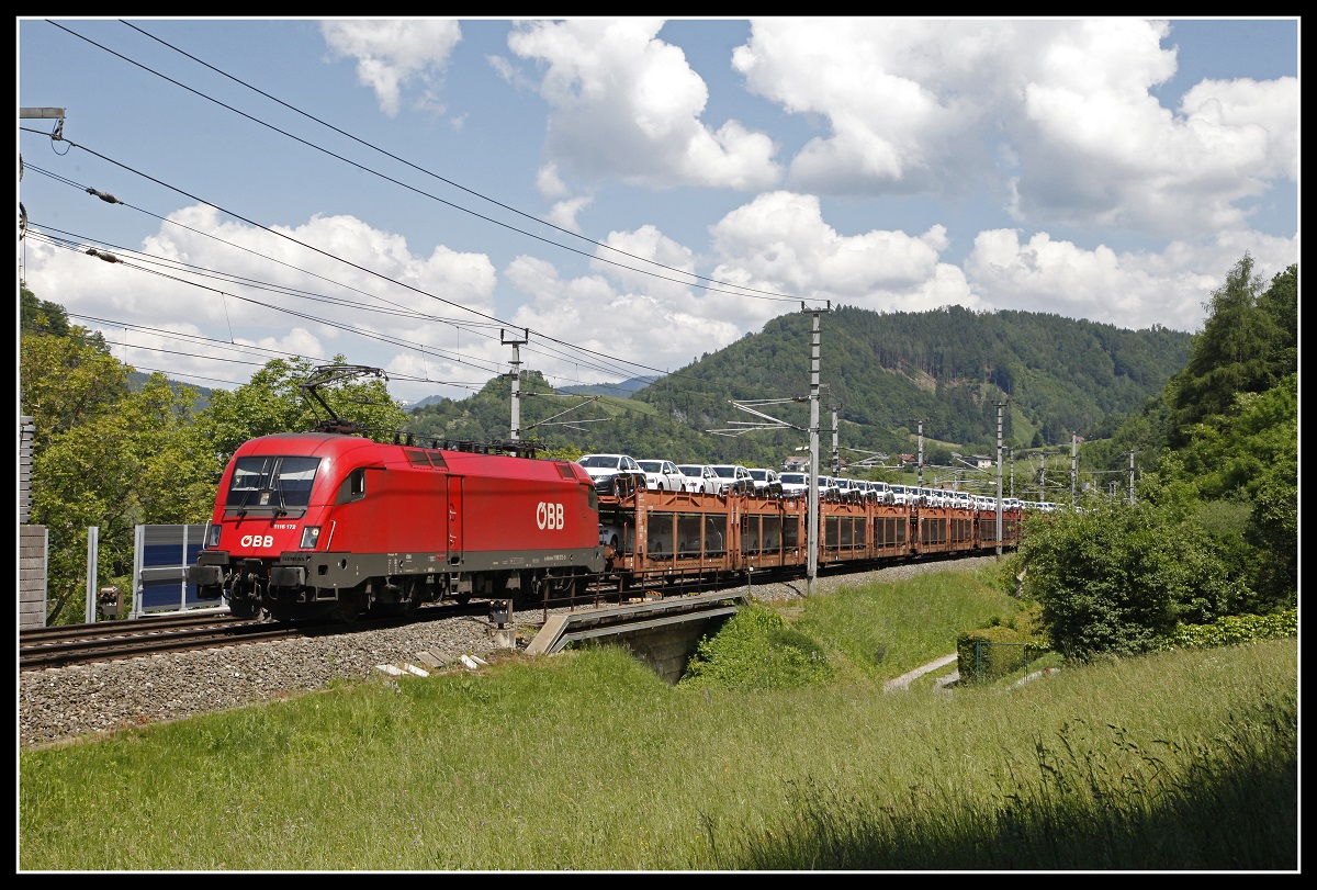 1116 172 mit Güterzug bei Bruck an der Mur am 3.06.2019.