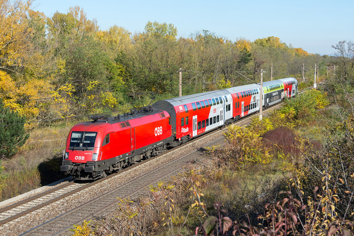 1116 172 war am 28.10.2020 mit dem R 2339 von Breclav nach Wr. Neustadt Hbf. unterwegs. Die Aufnahme entstand kurz vor Strasshof an der Nordbahn.