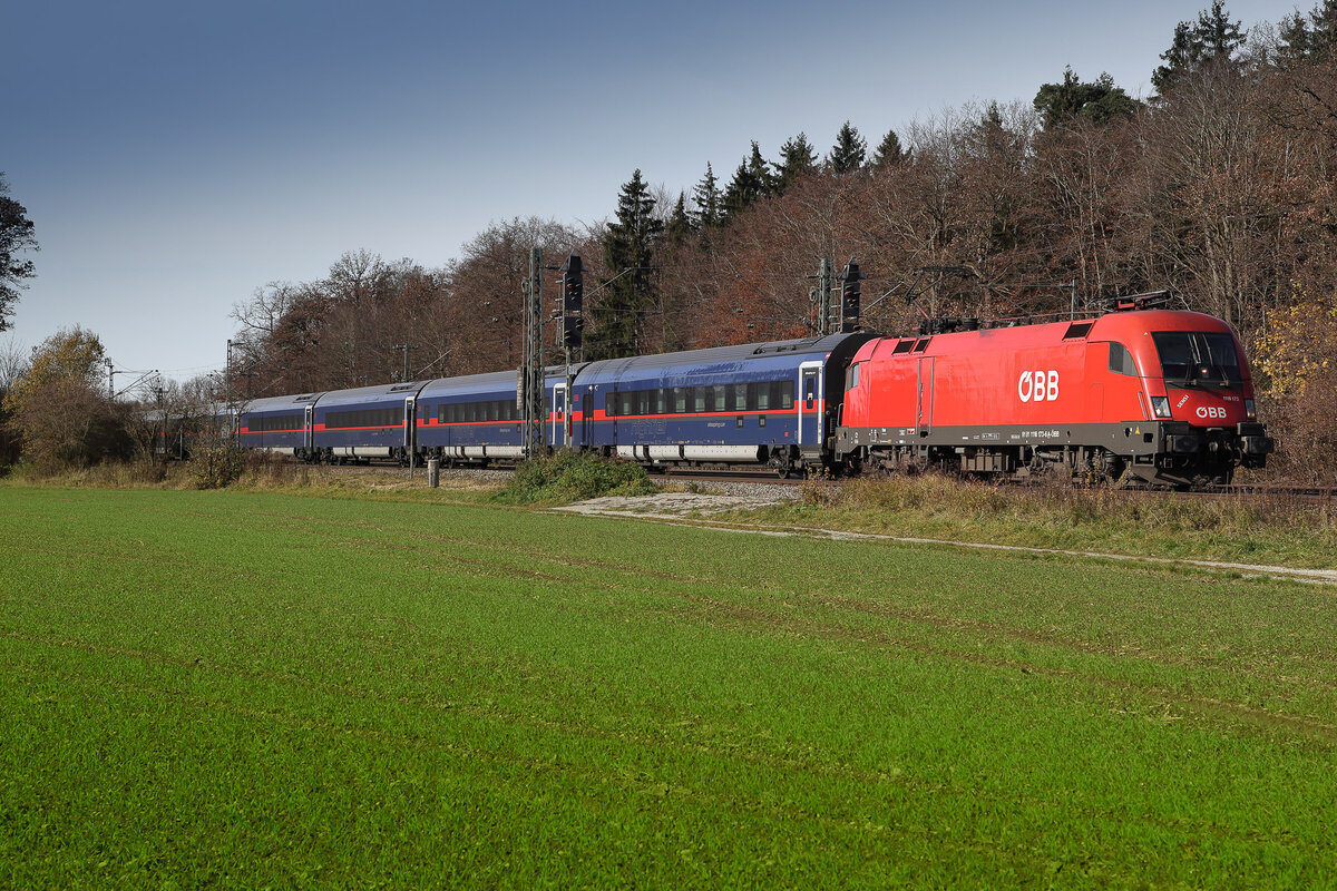 1116 173 Sensi am 12.11.2025 bei Eglharting. Die passende Nightjet Lok war auch die Tage hier, aber an einem Güterzug. Schade das die nicht immer vereint sind.