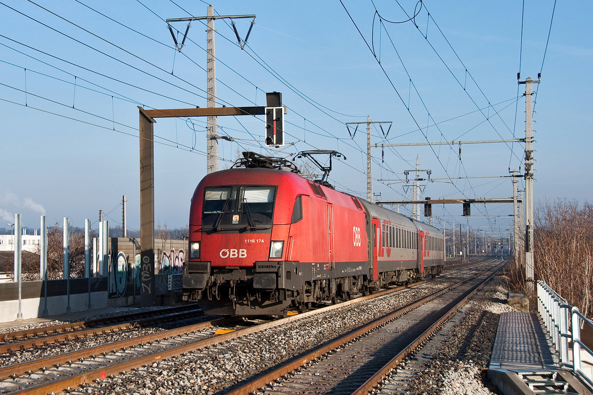 1116 174 bringt den D 101 nach Wien Westbahnhof. Die Aufnahme entstand am 21.12.2013 in Wien Haidestraße.