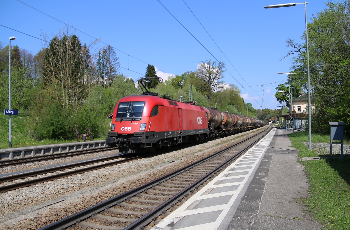 1116 174 mit Kesselwagenzug in Fahrtrichtung Rosenheim. Aufgenommen am 24.04.2014 in Aßling.