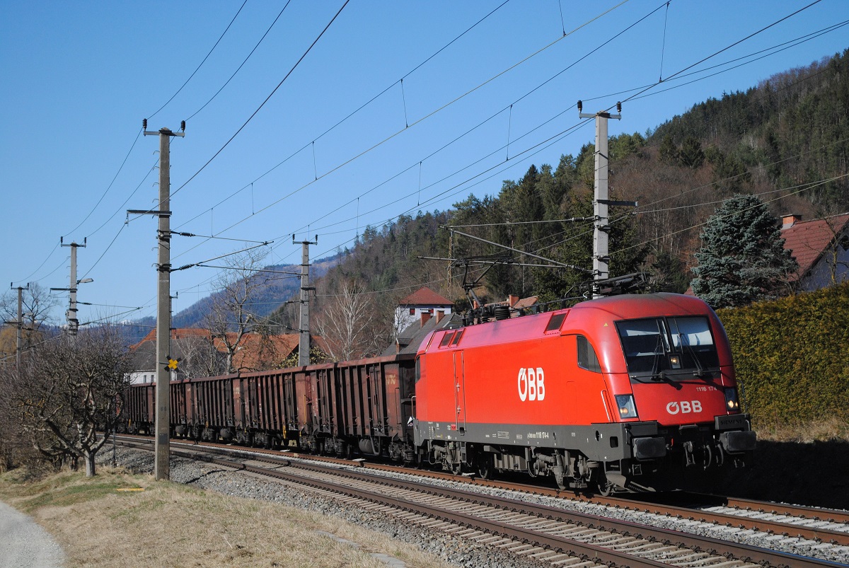 1116 174 verläßt mit einem Güterzug den Bhf. Mixnitz. (06.03.2021)