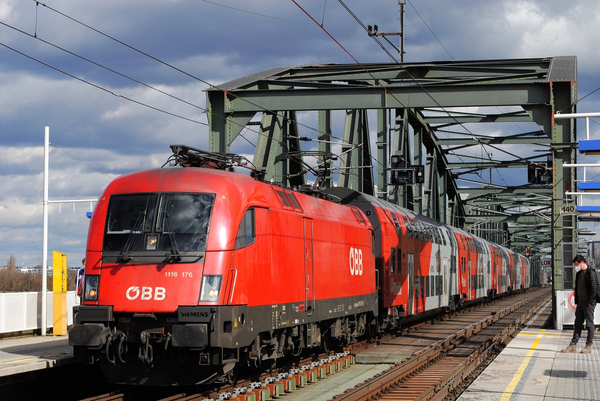 1116 176 + Regionalzug bei der Einfahrt in die Haltestelle Wien - Handelskai. (12.03.2021)