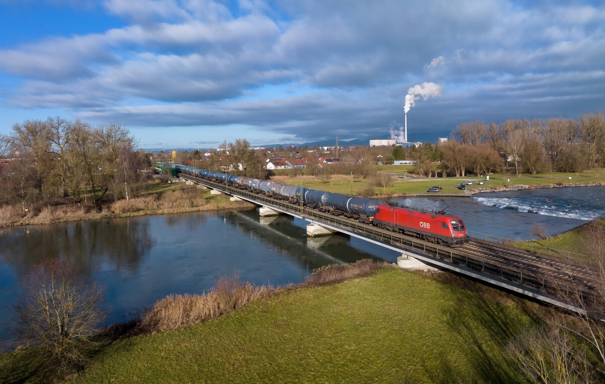1116 176 mit einem Kesselzug am 18.12.2022 bei Plattling.