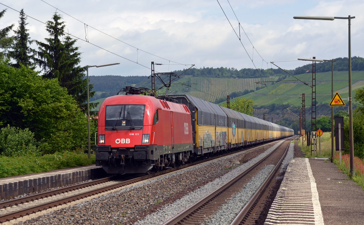 1116 177 schleppte am 12.06.17 einen Altmann-Zug durch Himmelstadt Richtung Würzburg.