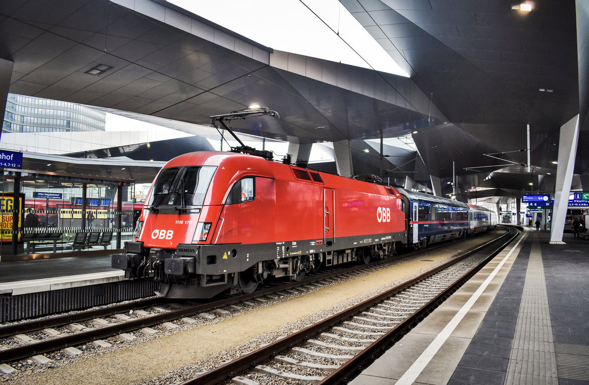 1116 179-3, wartet in Wien Hbf, am Zugschluss des D 624 (Wien Hbf- Linz Hbf), auf die Abfahrt.
Gezogen wurde der Zug von 1116 139-7.
Aufgenommen am 23.11.2018.