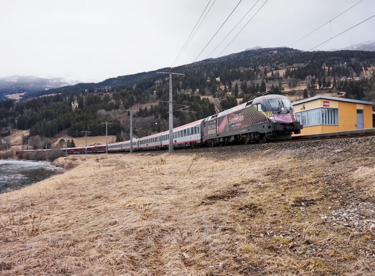 1116 180-1  BUILDING BRIDGES  vor dem D 15632 (Lienz - Wien Hbf), am 7.2.2016 bei der Durchfahrt in Berg im Drautal. Hinter dem vierteiligen D hing der railjet 632 mit der 1116 200-7 als Schublok.