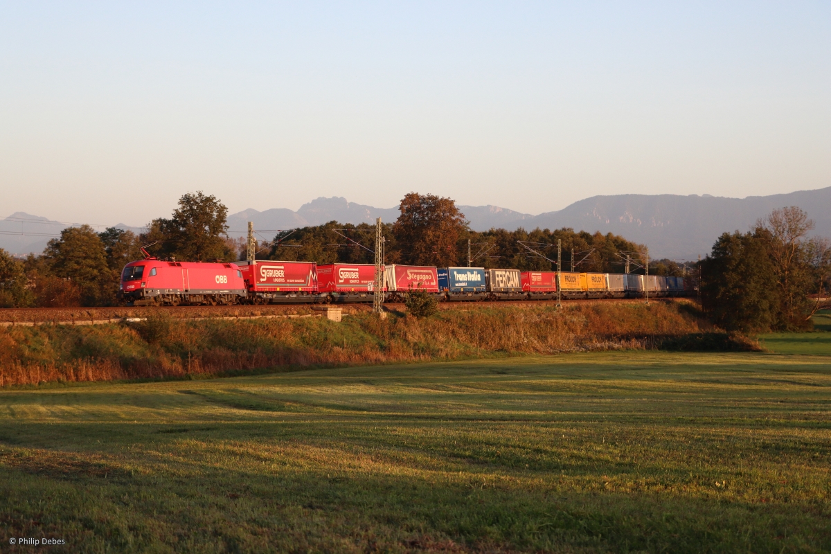 1116 180-1 (ÖBB) mit einem Güterzug in Großkarolinenfeld, 11. Oktober 2023