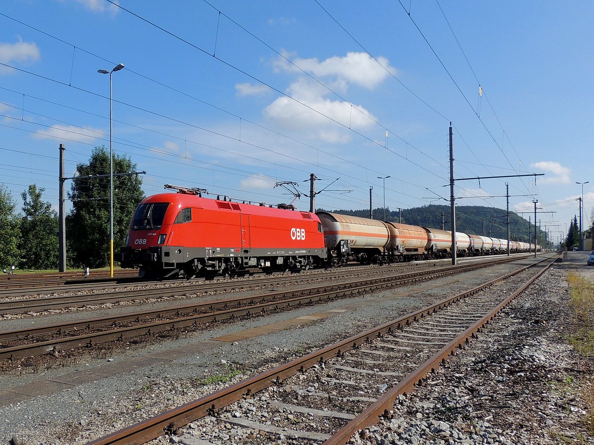 1116 180-1 passiert mit einem Gaskesselwagenzug den Bhf. Timelkam in Richtung Salzburg; 160922