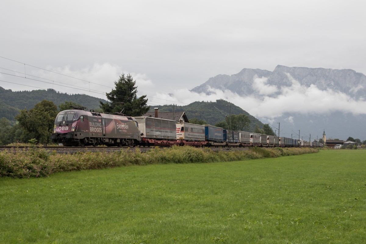 1116 180  Eurovision Song Contest  mit einem Aufliegerzug am 25. August 2015 bei Niederaudorf.