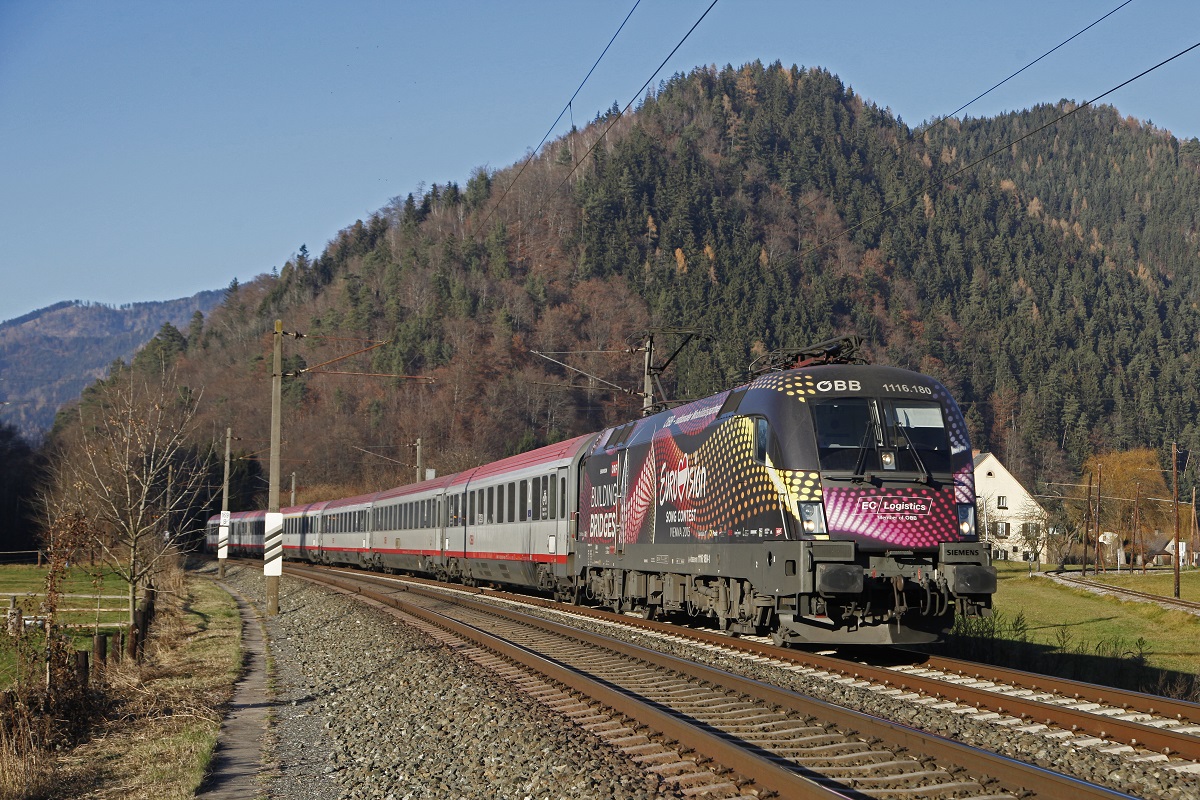 1116 180 mit Railjetersatzgarnitur bei Mixnitz am 7.12.2015.
