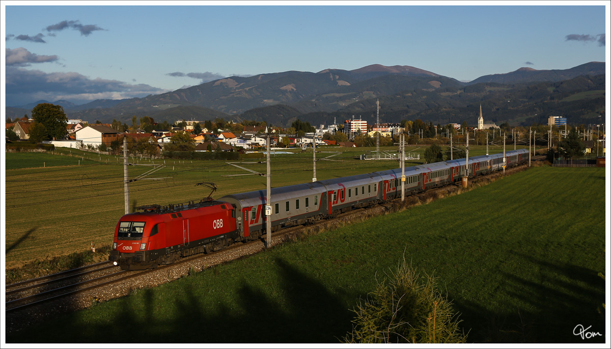 1116 181  Hanspeter  zieht den Russenzug 13017 (Moskau - Nizza) durch das herbstliche Murtal. 
Zeltweg 10_2013