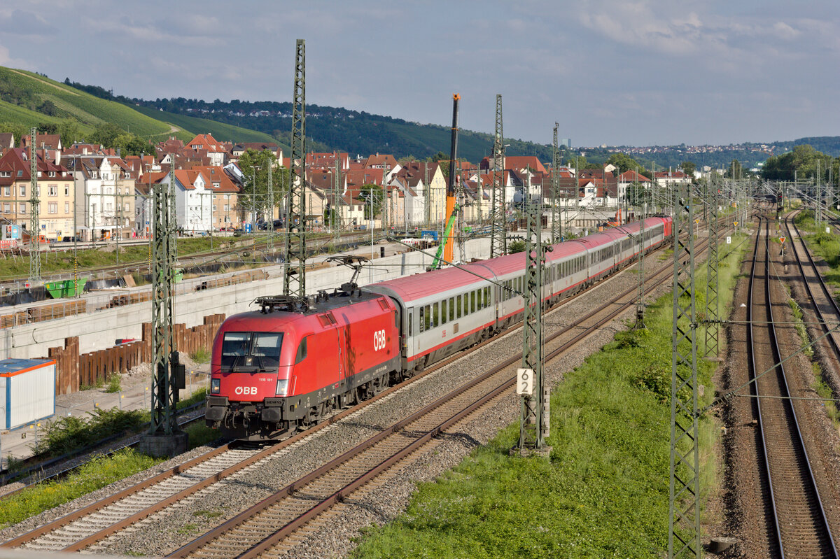 1116 181 mit EC 112 Klagenfurt-Frankfurt am 02.07.2021 am Eszetsteg in Stuttgart. Geschoben wurde die Garnitur von einer weiteren 1X16. 