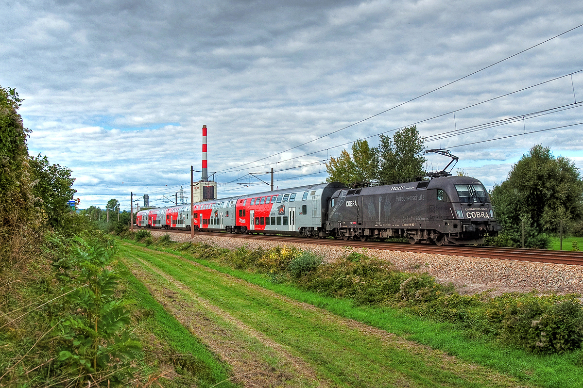 1116 182  Cobra  ist mit dem R 2242 kurz vor Korneuburg in Richtung Znojmo unterwegs. Die Aufnahme entstand am 27.09.2015.