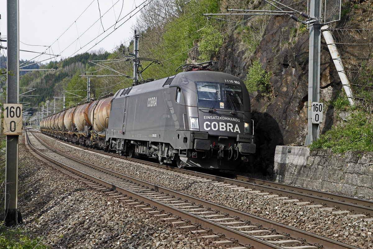 1116 182 (COBRA) mit Güterzug in Bruck-Mur Übelstein am 18.04.2014.