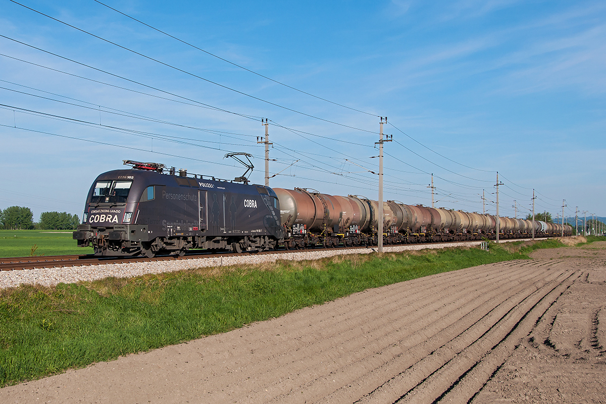 1116 182  Cobra , unterwegs mit einem Kesselwagenganzzug auf der Franz Josef's Bahn, bei Neueigen. Das Foto enstand am 10.05.2017.