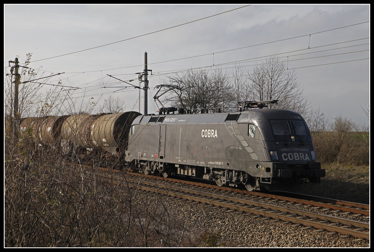 1116 182 (COPRA) mit Güterzug bei Tallesrunn am 25.11.2019.