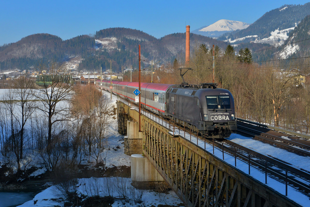 1116 182 mit EC 113 am 07.02.2015 bei Golling-Abtenau. 