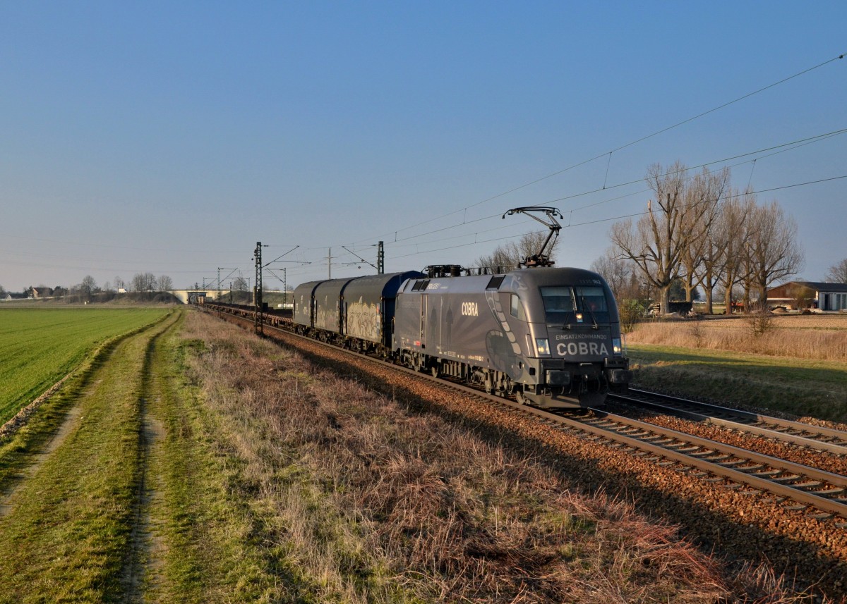 1116 182 mit einem Güterzug am 10.03.2016 bei Plattling. 